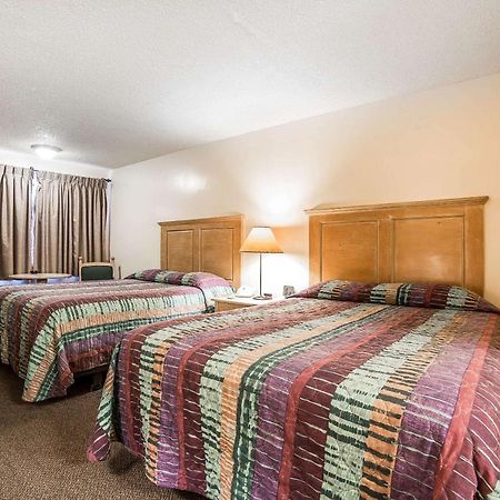 Econo Lodge Inn & Suites Kalispell - Glacier National Park Gateway Buitenkant foto