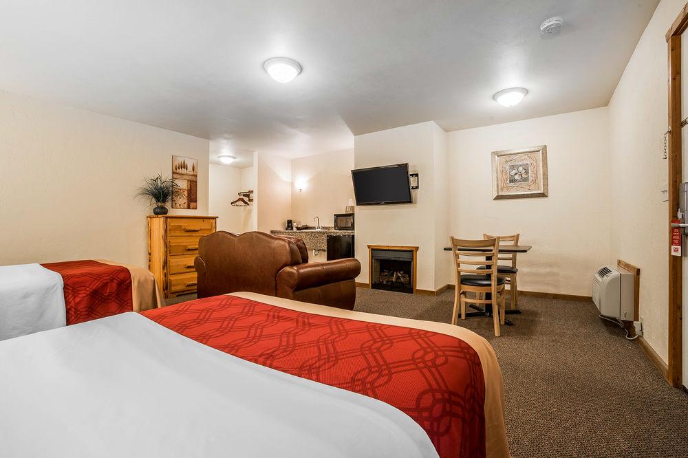 Econo Lodge Inn & Suites Kalispell - Glacier National Park Gateway Buitenkant foto