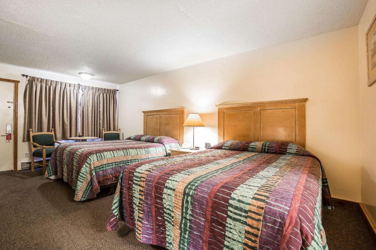 Econo Lodge Inn & Suites Kalispell - Glacier National Park Gateway Buitenkant foto