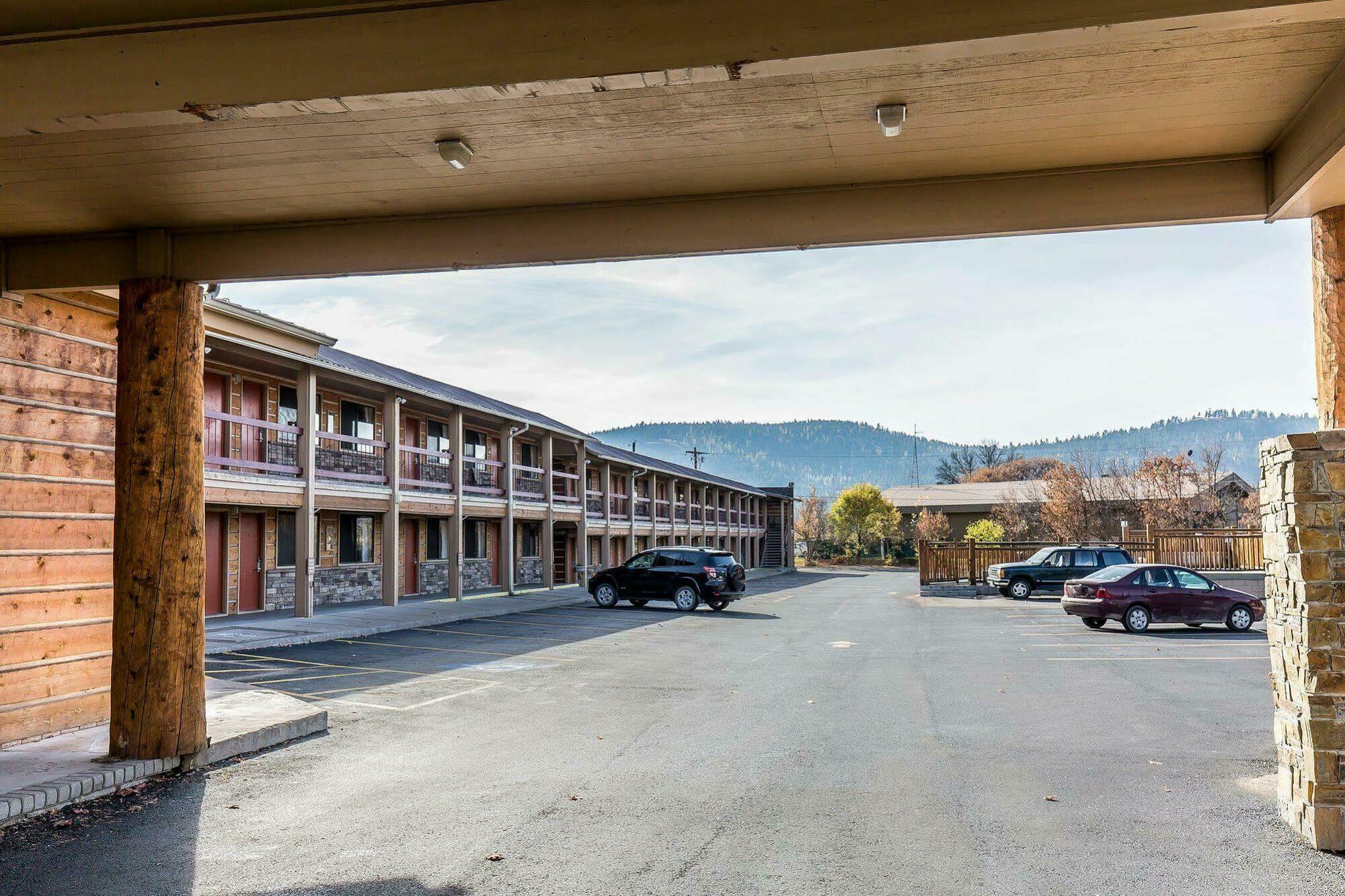 Econo Lodge Inn & Suites Kalispell - Glacier National Park Gateway Buitenkant foto