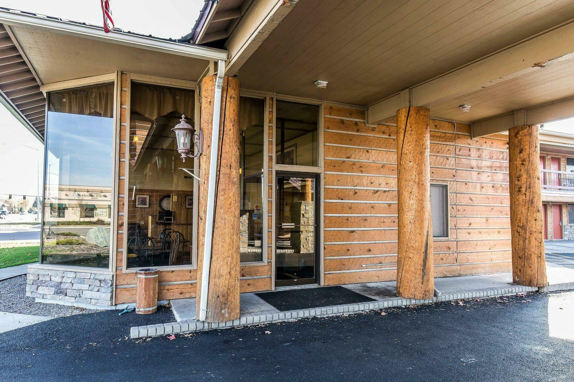 Econo Lodge Inn & Suites Kalispell - Glacier National Park Gateway Buitenkant foto